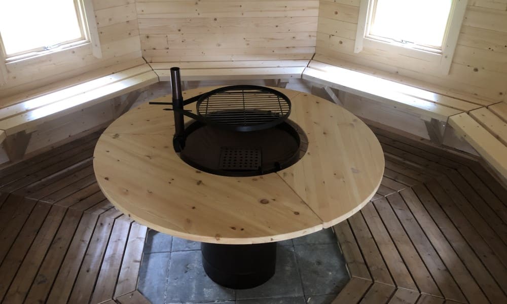 Wnętrze drewnianego domku grillowego 