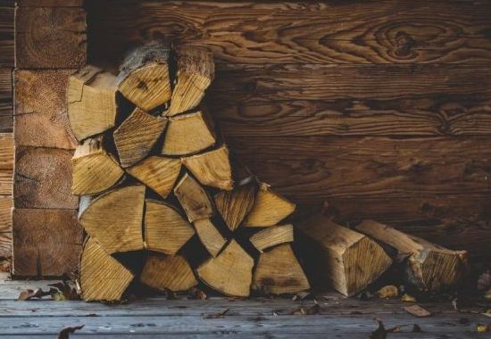Jak suszyć drewno kominkowe? Domowe metody suszenia
