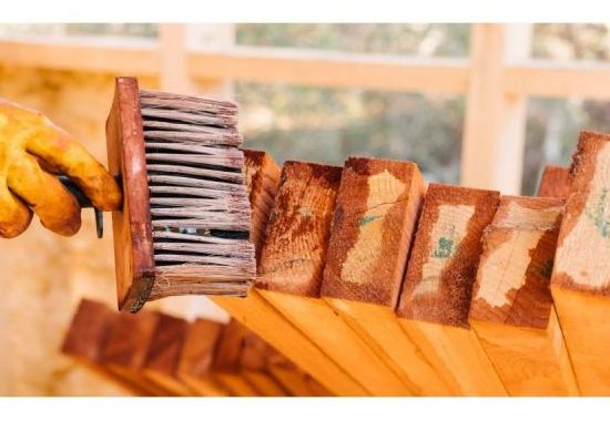 Malowanie domu drewnianego na zewnątrz: jak go pomalować?