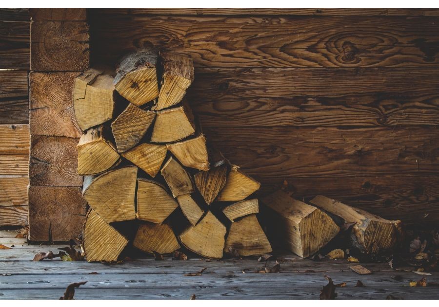 Jak suszyć drewno kominkowe? Domowe metody suszenia